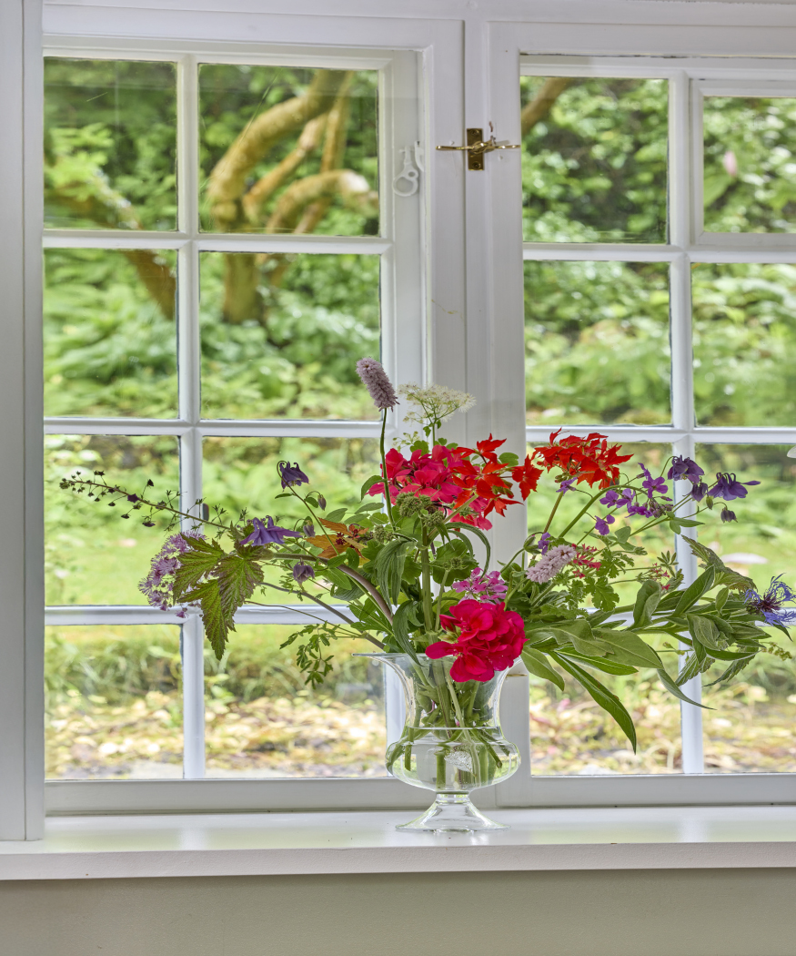 Kompozycje kwiatowe na stoły z wykorzystaniem ciętych pelargonii. Pomysły na bukiety i rękodzieło